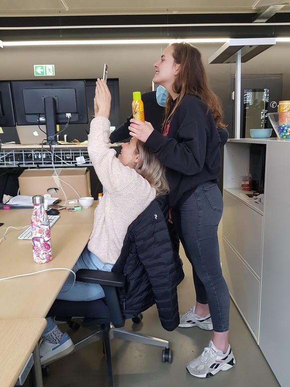 watson-Redaktorinnen Lara und Anna testen den Sonnencreme-Detektor des Huawei P50 Pocket.