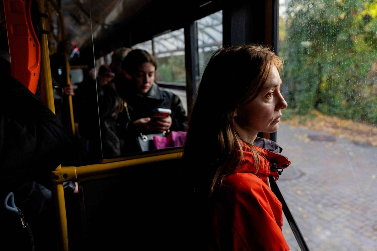 Anastasiia Zhmutska, 44 ans, se trouve dans un bus alors qu'elle rentre chez elle après le travail, à Kiev, le 13 octobre 2026, alors que l'Ukraine est envahie par la Russie.