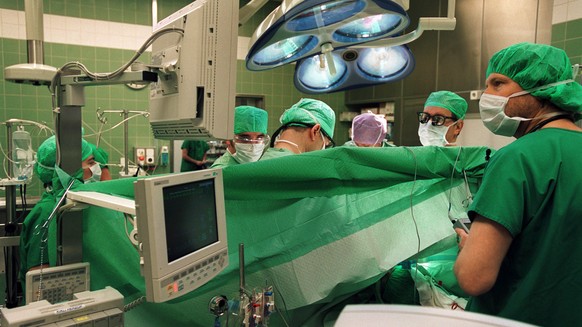 Ein Operationsteam des Berner Inselspitals fuehrt am 20. Januar 2004 eine Herzoperation bei einem dreijaehrigen Kind durch. Am Inselspital in Bern werden jaehrlich ungefaehr 1000 Herzoperationen vorge ...