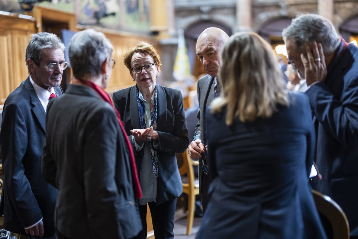 Die Staenderaete von rechts, Carlo Sommaruga, SP-GE, Mathilde Crevoisier Crelier, SP-JU, Daniel Jositsch, SP-ZH, und Eva Herzog, SP-BS, und links, Roberto Zanetti, SP-SO, diskutieren mit der Praesiden ...
