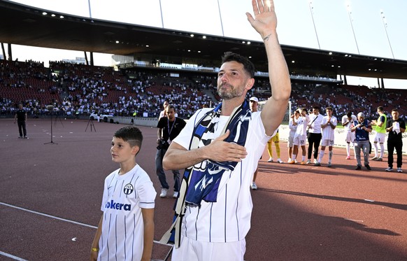 Der Zuerche Blerim Dzemaili mit seinem Sohn Juan beim Fussballspiel der Super League FC Zuerich gegen den FC Lugano im Stadion Letzigrund in Zuerich am Montag, 29. Mai 2023. (KEYSTONE/Walter Bieri)