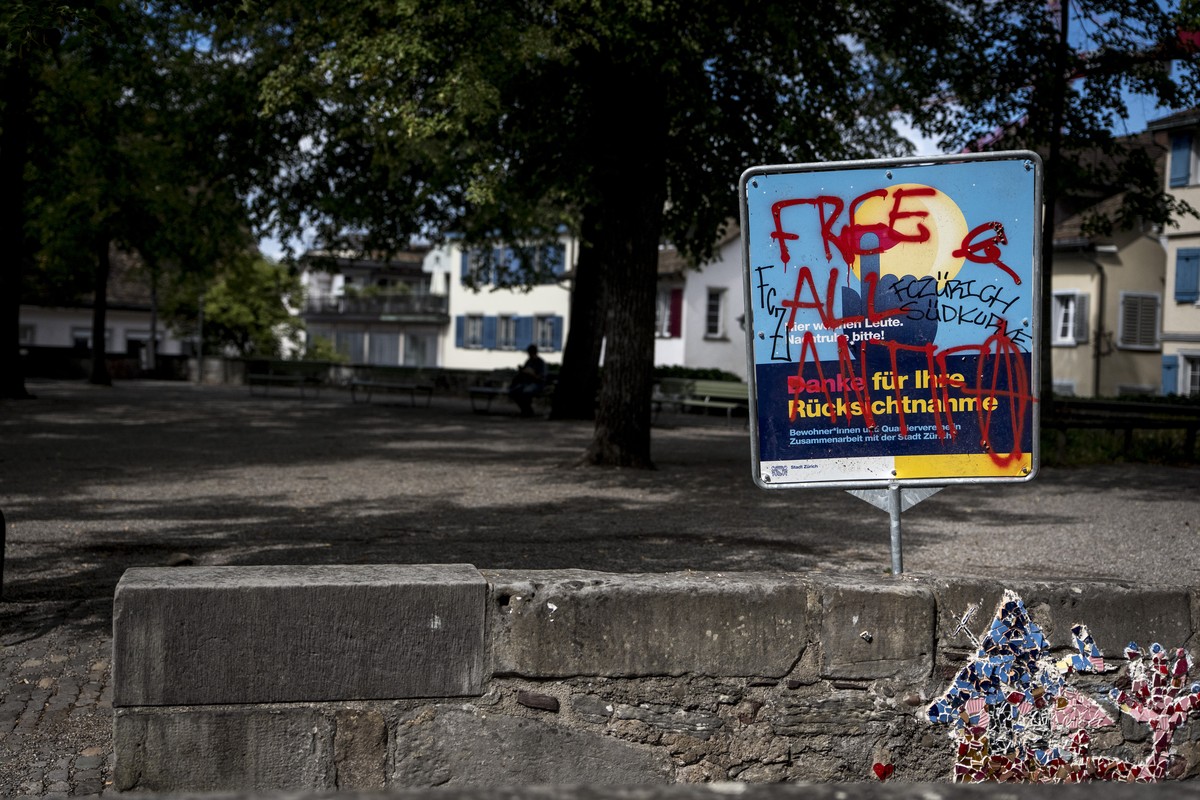 Eine verschmierte Infotafel auf dem Zuercher Lindenhof fotografiert am Montag, 31. August 2026 in Zuerich. Linksautonome Aktivisten haben am ueber das Wochenende den Lindenhof besetzt. Die Stadtpolize ...