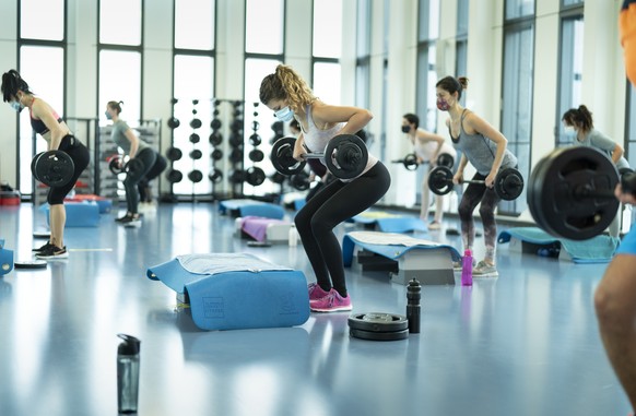 ARCHIVBILD ZUM HEUTIGEN ENTSCHEID DES BUNDESRATES BETREFFEND DER WIEDEREROEFFNUNG VON FITNESSCENTER, AM MITTWOCH, 14. APRIL 2021, AM MITTWOCH, 14. APRIL 2021 - Eine Gruppe trainiert im Fitnessstudio A ...