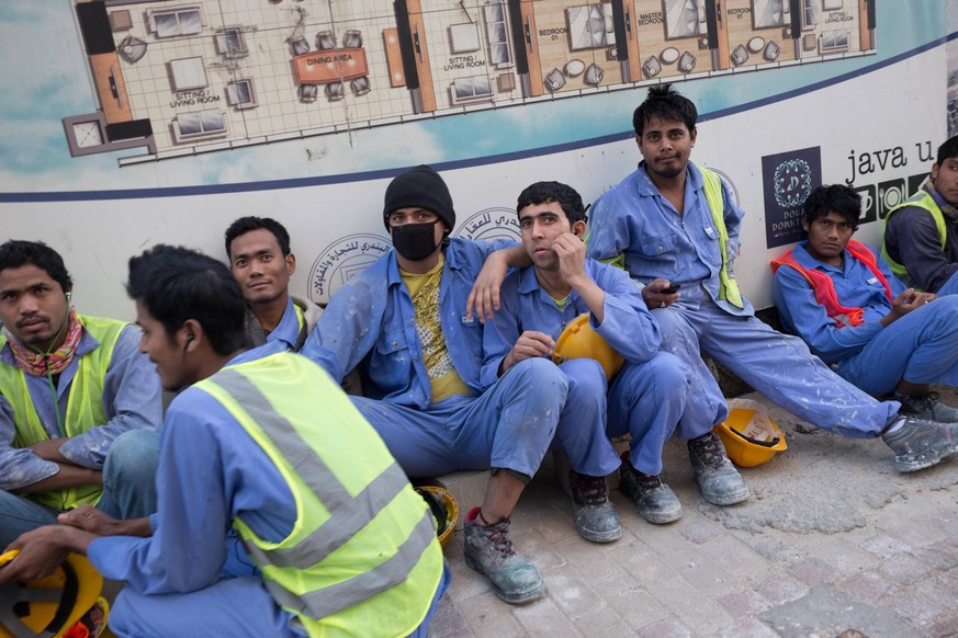 Construction workers resting in Doha, Qatar. PUBLICATIONxNOTxINxUAExKSAxQATxLIBxKUWxOMAxBRN Copyright: xAlistairxCrighton/arabianEyex ACR62945