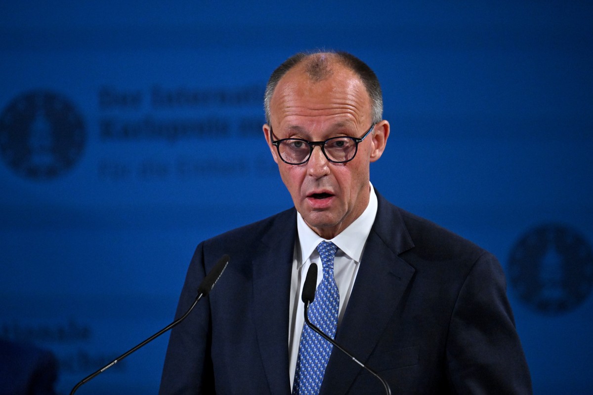 epa12142711 German Chancellor Friedrich Merz speaks during the International Charlemagne Prize (Karlspreis) 2025 ceremony in Aachen, Germany, 29 May 2025. The International Charlemagne Prize 2025 was  ...
