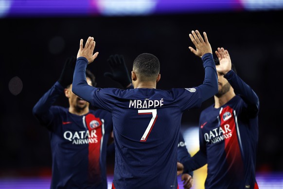 epa11039380 Paris Saint Germain&#039;s Kylian Mbappe celebrates after scoring the 3-1 goal during the French Ligue 1 soccer match between PSG and FC Metz in Paris, France, 20 December 2023. EPA/YOAN V ...