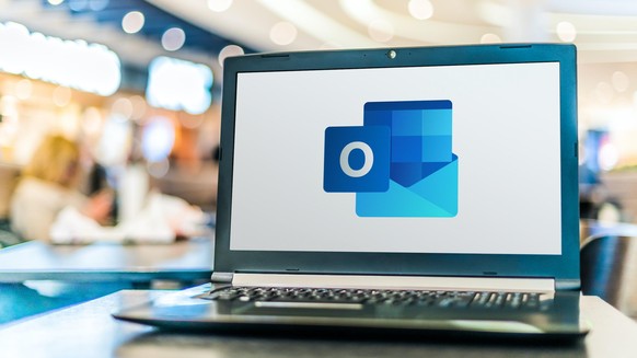 Laptop mit Outlook von Microsoft. Nutzer des E-Mail-Programms melden nach einem Update Probleme bei der Anzeige von Mails.