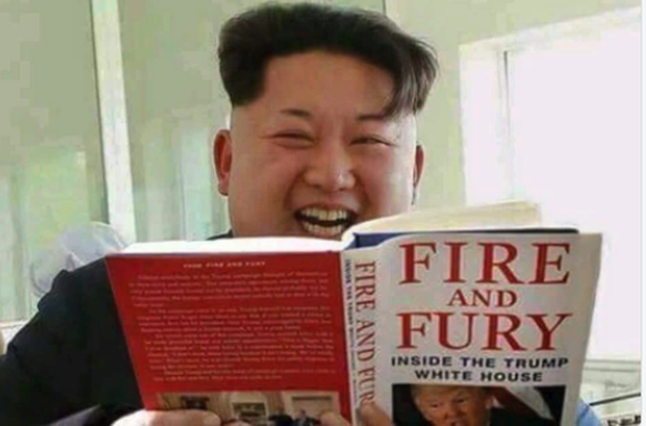 Gefakt: Kim Jong Un amüsiert sich bei der Lektüre des Skandalbuches.
