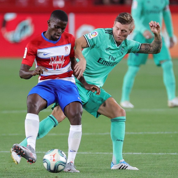 epa08544319 Granada FC&#039;s Ramon Azeez (L) in action against Real Madrid&#039;s Toni Kroos during the Spanish LaLiga soccer match between Granada CF and Real Madrid at Los Carmenes stadium in Grana ...