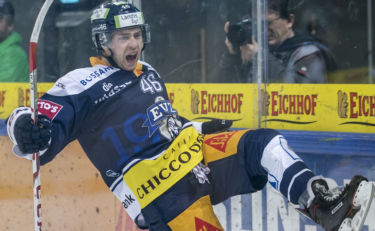 Zugs Lino Martschini jubelt nach seinem Tor zum 2:2 beim Eishockeyspiel der National League zwischen dem EV Zug und dem HC Ambri-Piotta, am Freitag, 17. November 2017, in der Bossard Arena in Zug. (KE ...