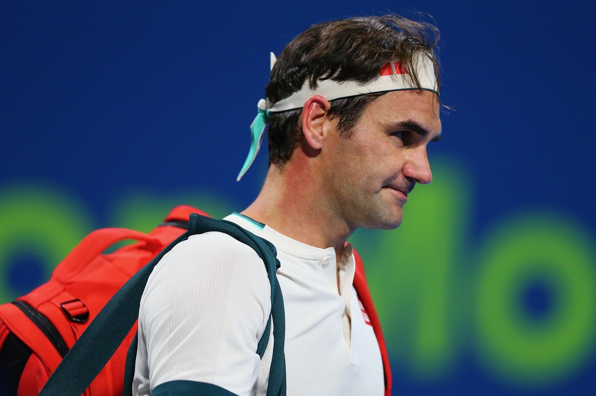 HANDOUT - Switzerland's Roger Federer leaves the court after losing the quarter final match of the Qatar Open tennis tournament against Georgia's Nikolos Basilaschwili, on Thursday, 11 March ...