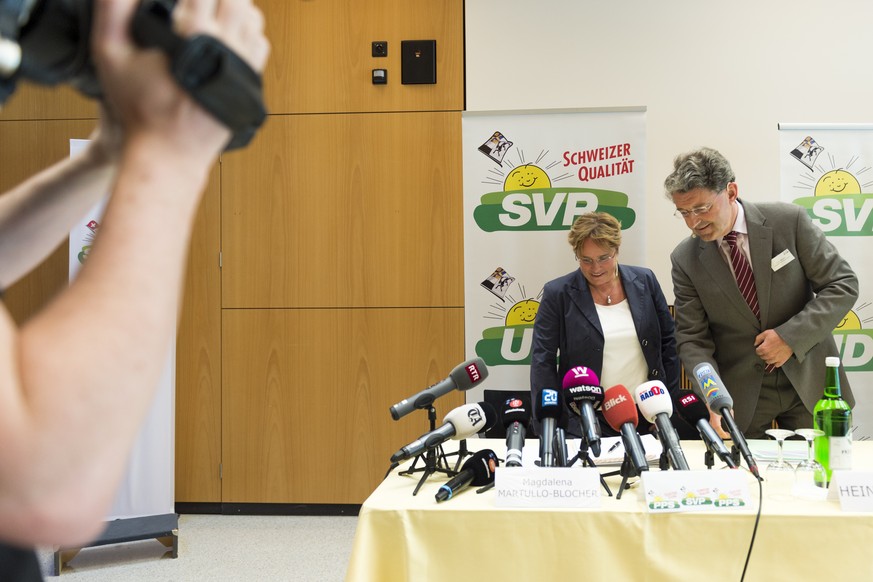 Muss einer über die Klippe springen? Die Bündner SVP-Nationalräte Magdalena Martullo-Blocher und Heinz Brand.