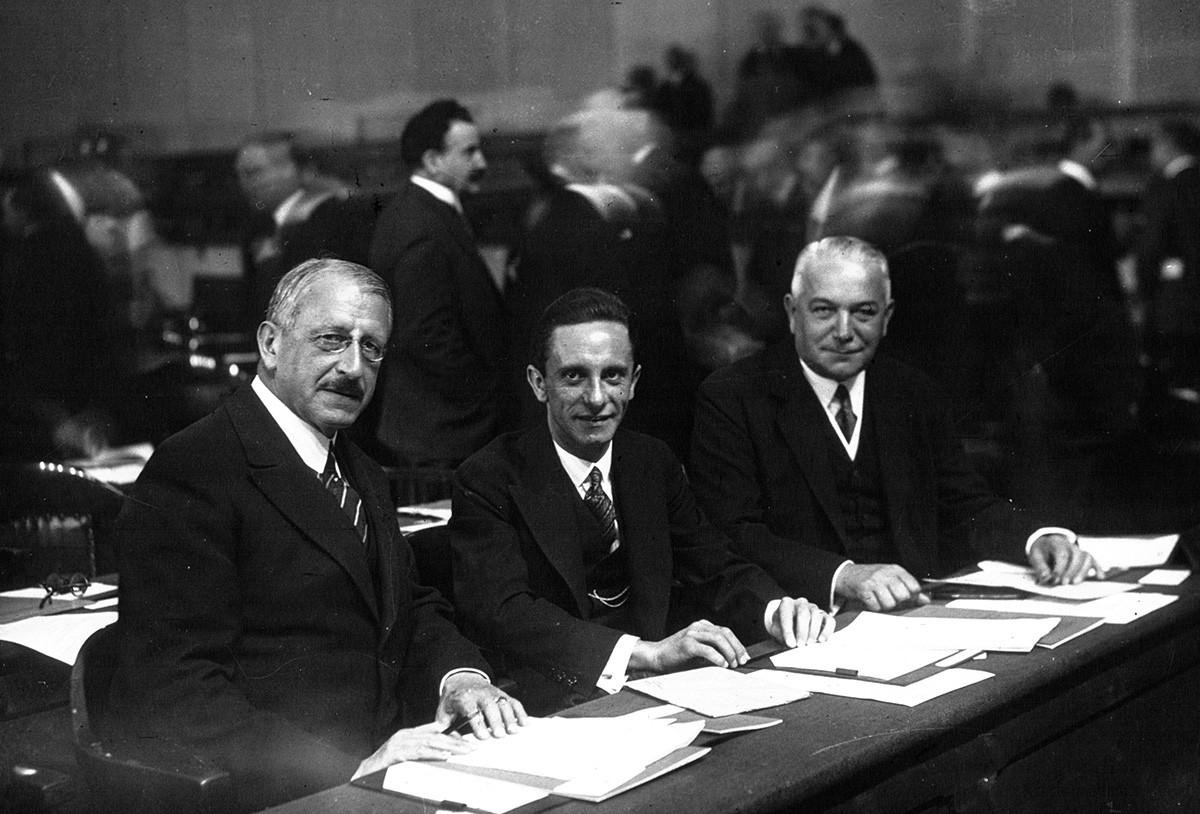Reichspropagandaminister Joseph Goebbels (Mitte) 1933 an der Genfer Abrüstungskonferenz, welche unter der Leitung des Völkerbunds stattfand.
https://commons.wikimedia.org/wiki/File:Von_Keller,_Goebbel ...