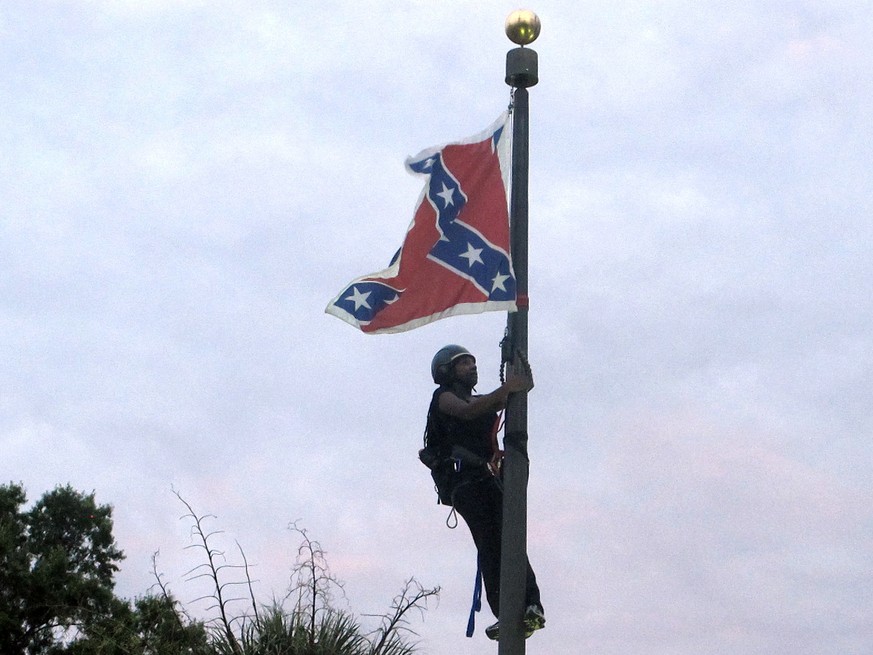 Die Aktivistin Bree Newsome kletterte am Samstag den Fahnenmast vor dem Parlamentsgebäude in Charleston empor, um die Konföderiertenflagge abzuhängen.