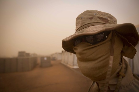 Ein holländischer UNO-Soldat schützt sich gegen einen Sandsturm in Mali.