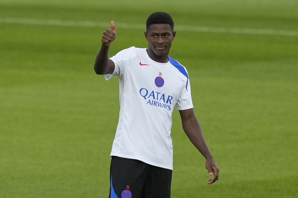 epa12417616 PSG's Nuno Mendes attends training session at Olimpic Lluis Companys Stadium, in Barcelona, Spain, 30 September 2025. PSG will face FC Barcelona on 01 October in their UEFA Champions  ...