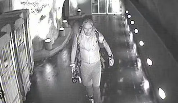 Das Bild einer Überwachungskamera zeigt mutmasslich Karl-Erivan Haub am 7. April 2018 auf dem Weg zum Kleinen Matterhorn.