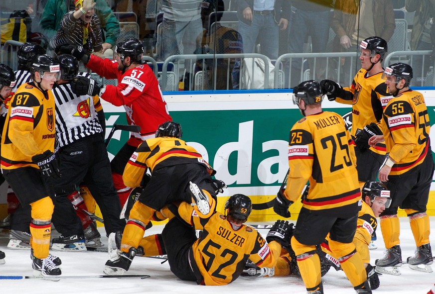 ARCHIVBILD ZUM SDA-TEXT UEBER DEN EISHOCKEY WM-VIERTELFINAL DEUTSCHLAND VS. SCHWEIZ VON 2010 - Massenschlaegerei mit dem Schweizer Goran Bezina, links, am Spielende im Viertelfinalspiel der Eishockey  ...