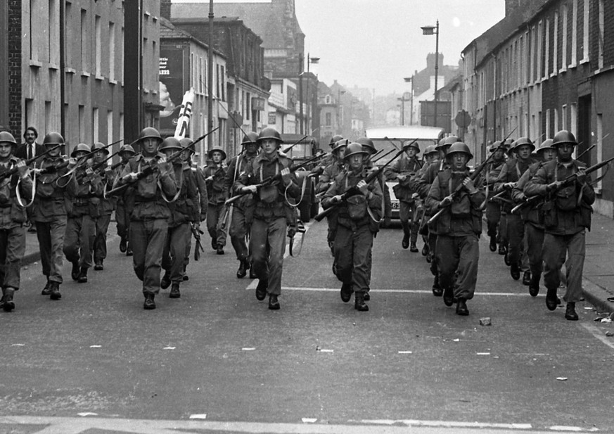 Truppen der britischen Armee patrouillieren durch die Strassen, nachdem sie zur Beendigung der Schlacht in der Bogside eingesetzt wurden.