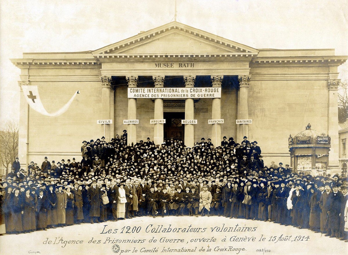 Les 1200 collaborateurs volontaires de l'Agence des prisonniers de guerre de la Croix Rouge, 1914.
https://bge-geneve.ch/iconographie/oeuvre/rec-est-0123-02-1914-18-02