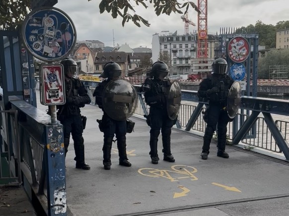 Die Stadtpolizei riegelte die Zugänge zum Platzspitz ab.