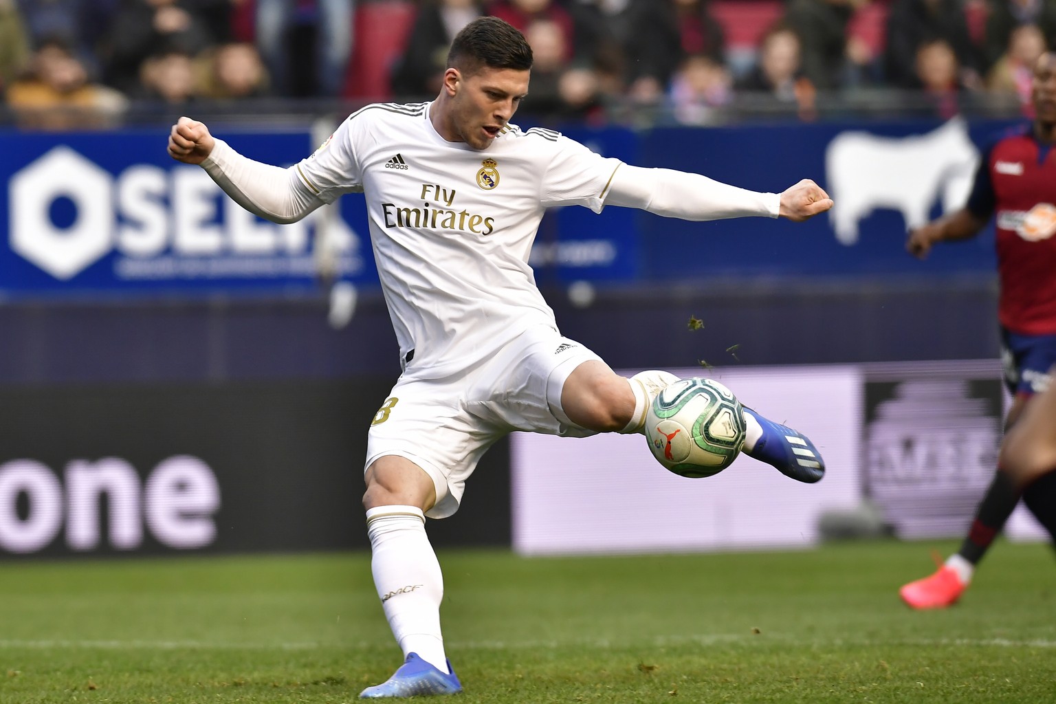 Real Madrid&#039;s Luka Jovic kicks the ball to score during the Spanish La Liga soccer match between Osasuna and Real Madrid at El Sadar stadium in Pamplona, northern Spain, Sunday, Feb. 9, 2020. (AP ...