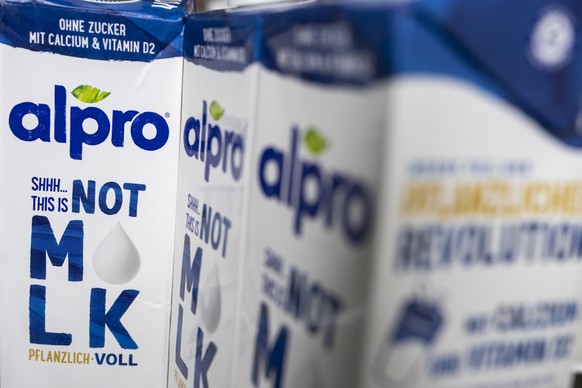 Des briques de lait vegetales a base d'avoine de l'entreprise agroalimentaire Alpro son photographie, ce jeudi 26 mars 2026 a Geneve. (KEYSTONE/Martial Trezzini)