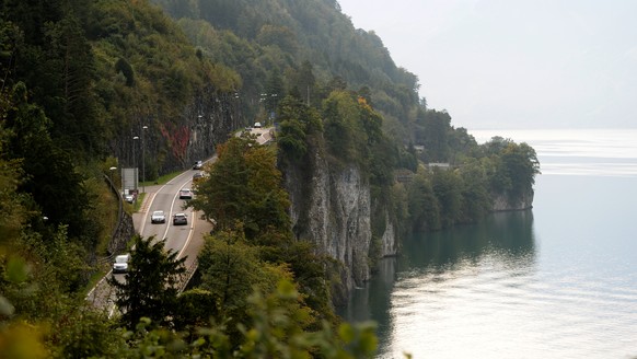 ARCHIV - Die Nordsuedverbindung der Axenstrasse auf der A4 zwischen Brunnen im Kanton Schwyz und Flueelen im Kanton Uri bei Brunnen, hier aufgenommen am Freitag, 26. September 2014, soll in den naechs ...