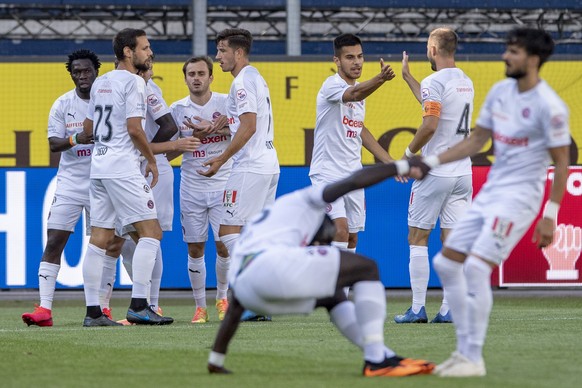 Die Spieler von Servette feiern das 0:1 beim Super League Meisterschaftsspiel zwischen dem FC Luzern und dem FC Servette Genf vom Samstag, 27. Juni 2020 in Luzern. (KEYSTONE/Urs Flueeler)