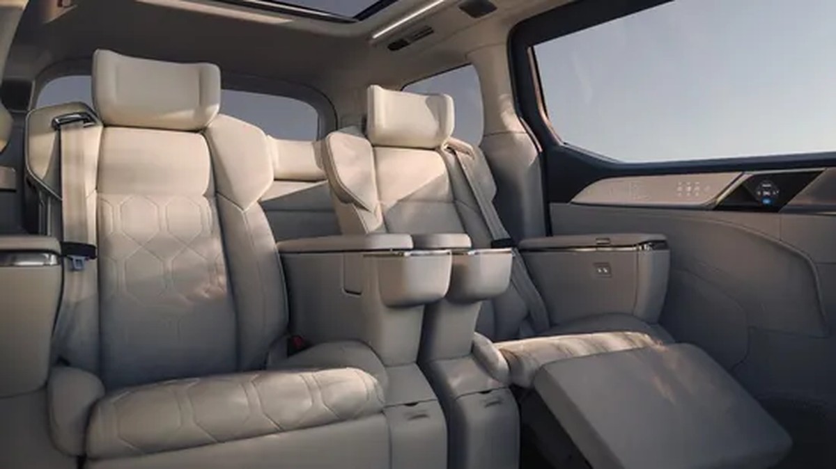 Neuen Volvo Van: Komfortabel: Einzelsitze mit Bedien-Panels in den Schiebetüren