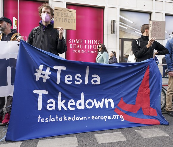 epa12011734 Activists attend a &#039;Tesla Takedown&#039; protest in front of a Tesla store in Berlin, Germany, 05 April 2025. The Tesla Takedown movement, which encourages people to sell their Tesla  ...