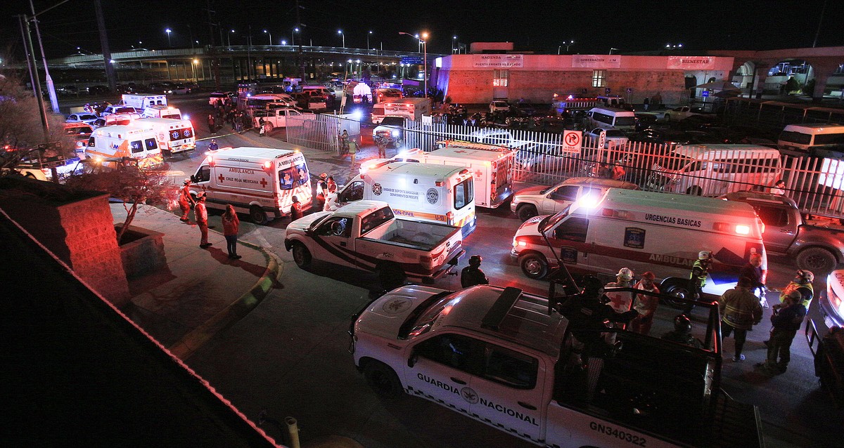 epa10546590 Emergency and rescue team members arrive to the fire where 37 migrants that have died at Immigration National Institute of Ciudad Juarez, in the state of Chihuahua, Mexico on 28 March 2023 ...