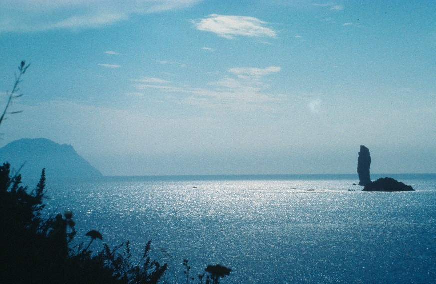 Im Nordosten der Insel ragt mit La Canna das Wahrzeichen der Insel aus dem Meer.