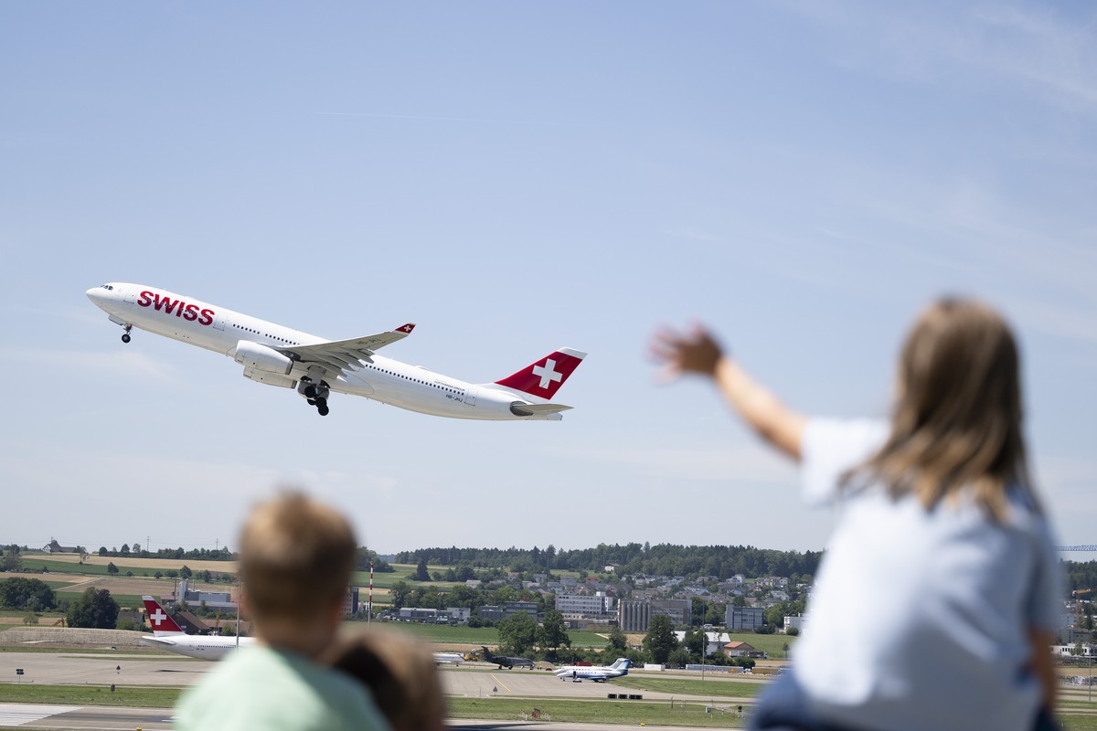 KEYPIX - Ein Maedchen winkt auf der Zuschauerterrasse dem Airbus A330 der Swiss auf dem Flug nach Dehli, am Samstag, 11. Juli 2026, am Flughafen Zuerich in Kloten. (KEYSTONE/Andreas Becker)
