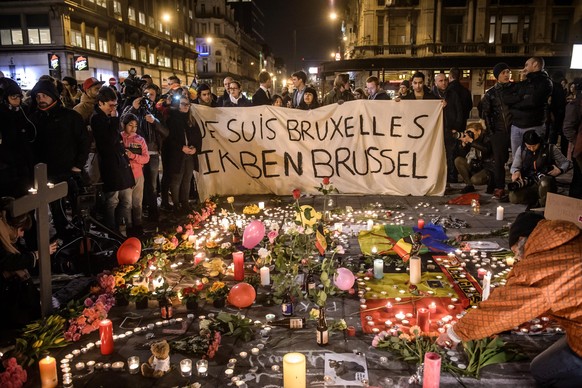 epaselect epa05226256 People gather at Bourse square to pay tribute to the victims of the terror attacks that occured earlier in the day, in Brussels, Belgium, 22 March 2016. Security services are on  ...