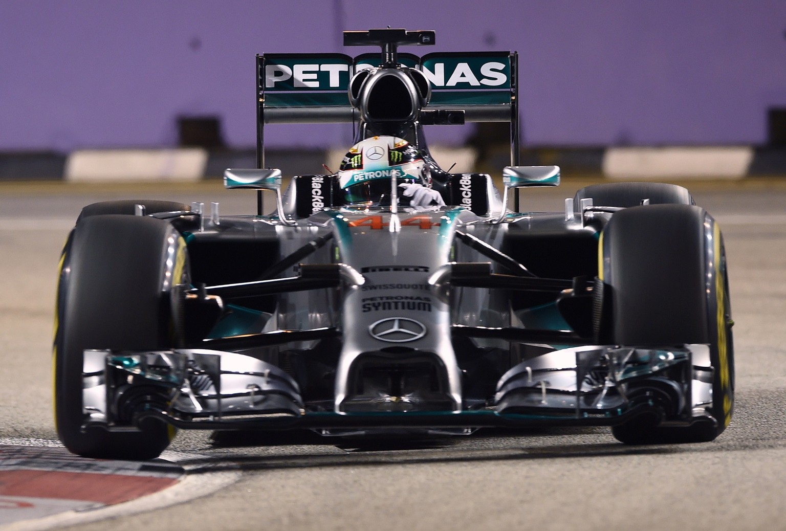 Hamilton verweist Rosberg auf den zweiten Platz.