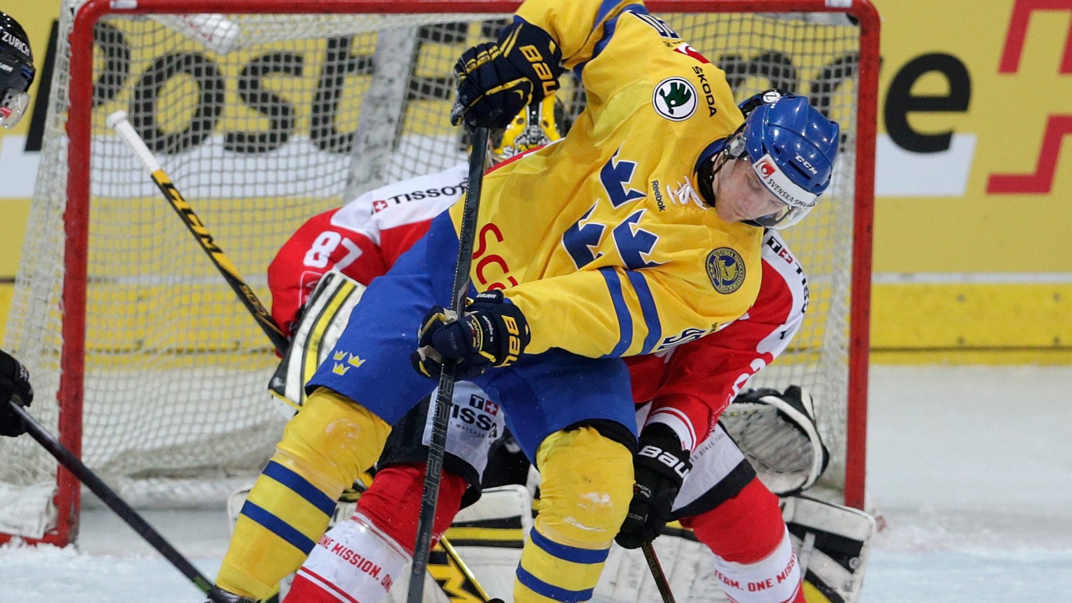 Sweden&#039;s Ted Brithen, right, and Andreas Thuresson, left, fights for the puck against Switzerland&#039;s Dominik Schlumpf, during a test game Switzerland against Sweden in Arosa, Switzerland, Fri ...