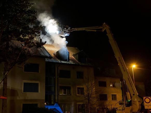 Am Dienstagabend brach im Dachgeschoss eines Mehrfamilienhauses in Baar ein Brand aus. Die Einsatzkräfte konnten die Flammen löschen. Die Bewohner des Hauses konnten sich retten.