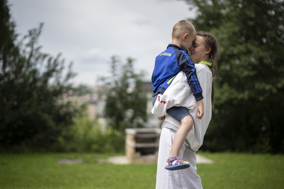 Eine ukrainische Betreuerin mit einem Teilnehmer des Red Cross Summer Camp, am Mittwoch, 30. Juli 2025, in St. Gallen. Das Schweizerische Rote Kreuz bietet ukrainischen Kindern und ihren Begleitperson ...
