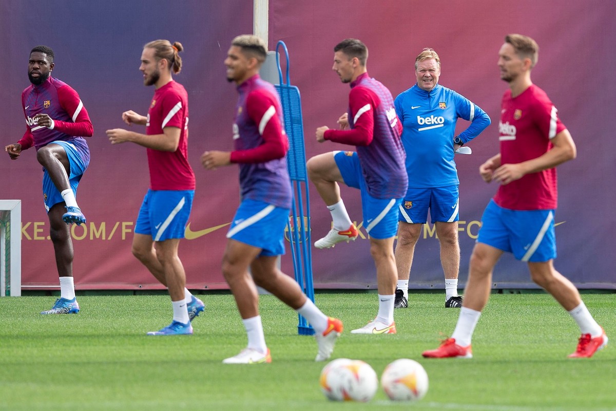 epa09481208 FC Barcelona's head coach Ronald Koeman (2-R) watches his players during a training session of the team at Sant Joan Despi Sports Complex in Barcelona, Spain, 22 September 2021. EPA/E ...