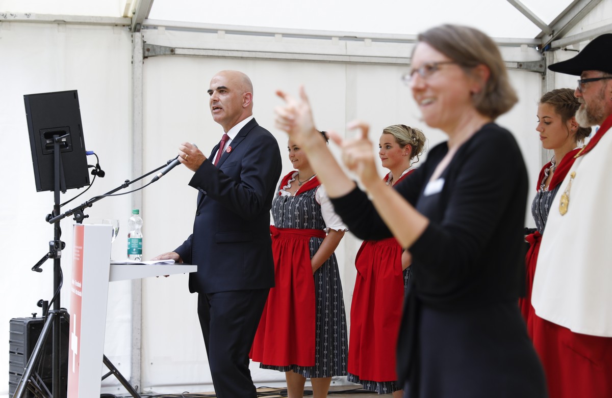 Bundespraesident Alain Berset spricht waehrend seiner 1. August-Ansprache neben einer Uebersetzerin fuer Gebaerdensprache, am Mittwoch, 1. August 2018. (KEYSTONE/Peter Klaunzer)