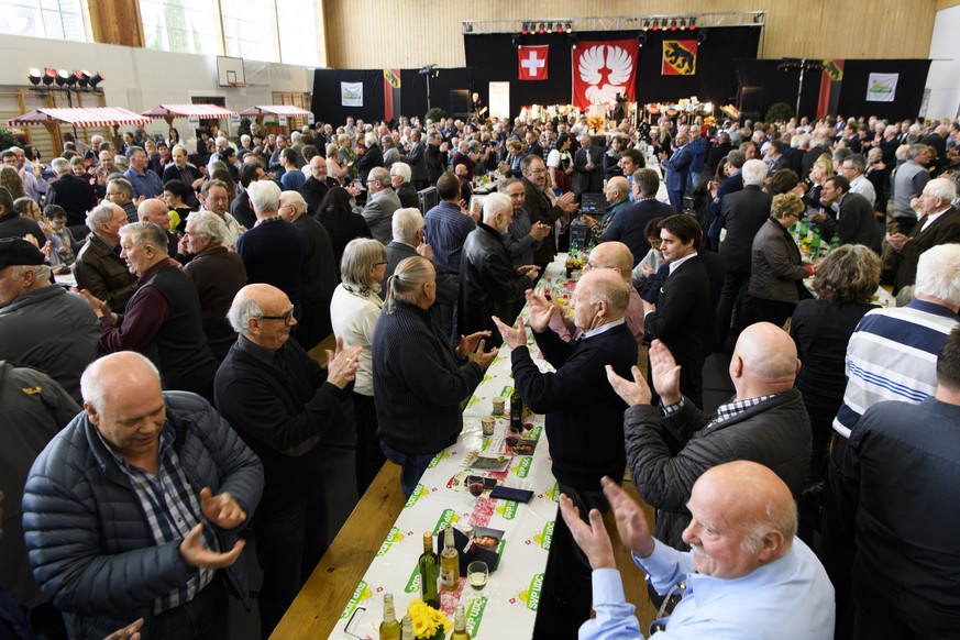 Leute hoeren einer Rede zu, wahrend der Jubilaeumsfeier 100 Jahre SVP Kanton Bern am Samstag, 10. Maerz 2018 in Schuepfen. (KEYSTONE/Anthony Anex)