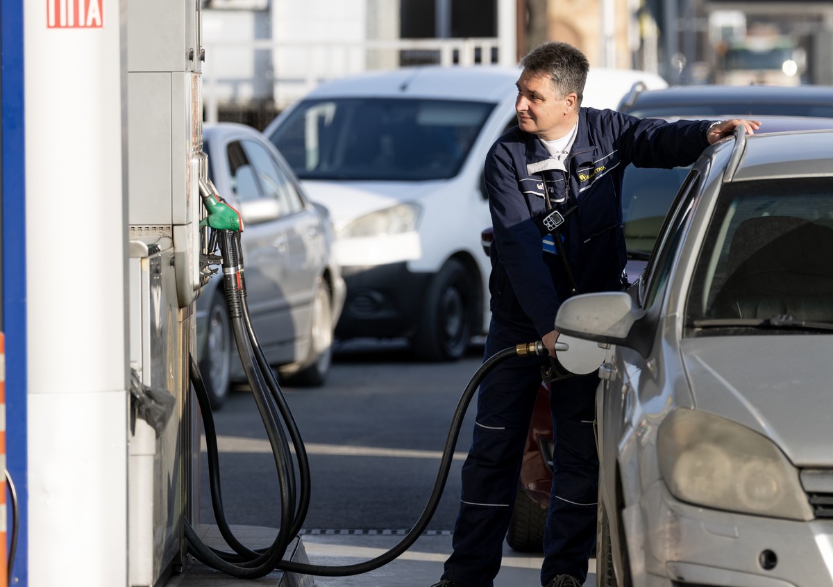 epa12807401 An employee works at a gas station in Skopje, North Macedonia, 09 March 2026. After the Regulatory Commission announced an increase in petrol and diesel prices at gas stations, people rush ...