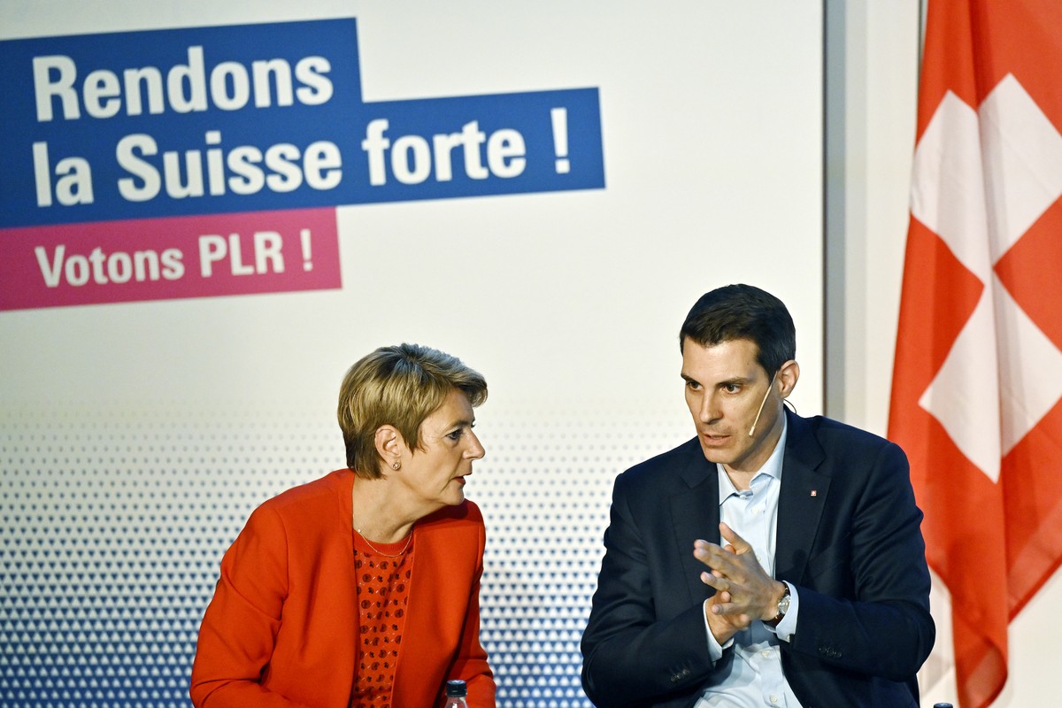 Bundesraetin Karin Keller-Sutter, links, und ParteipraesidentThierry Burkart, rechts, an der FDP-Delegiertenversammlung in Moeriken-Wildegg am Samstag, 17. Juni 2024. (KEYSTONE/Walter Bieri )