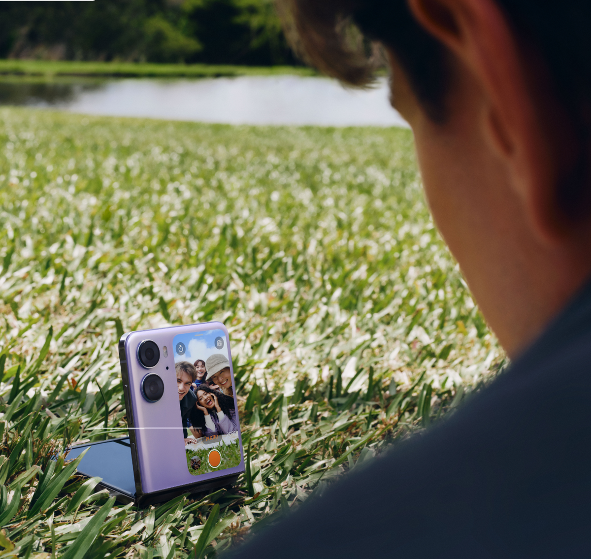 Auch Selfies schiesst man idealerweise mit der besseren Hauptkamera. Das Aussen-Display zeigt das Vorschaubild.