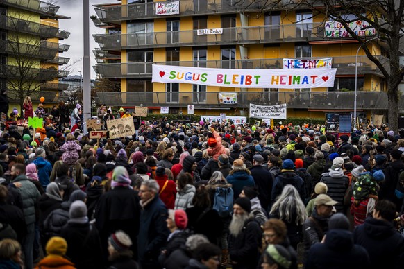 Teilnehmende waehrend einer Solidaritaetsdemonstration mit den Mietenden der Sugus-Wohnbloecke nach einer Massenkuendigungen wegen Totalsanierung, am Sonntag, 8. Dezember 2024 in Zuerich. Ueber hunder ...