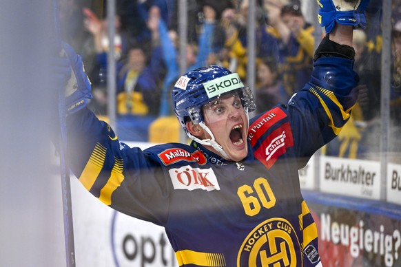 Der Davoser Julius Honka beim Jubel nach seinem Siegtreffer zum 4:3 in der Overtime, im Eishockey-Qualifikationsspiel der National League (NL) zwischen dem HC Davos und den SC Rapperswil-Jona Lakers,  ...