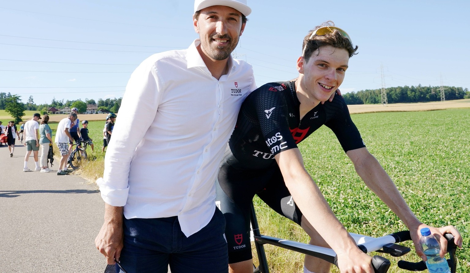 Foto Manuel Geisser 26.06.2022 Steinmaur . Rad Schweizermeisterschaft Strasse Herren International. Bild: Fabian Cancellara Teamchef mit dem Sieger Robin Froidevaux Team Tudor *** Photo Manuel Geisser ...