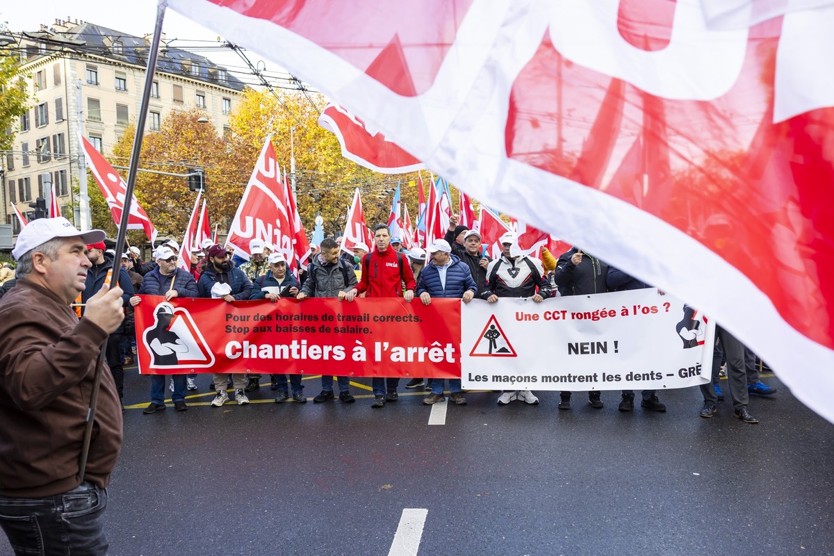 Plus d'un millier d'ouvriers du batiment defilent dans les rues de la ville pour denoncer leurs conditions de travail et reclamer une nouvelle convention nationale, lors de la premiere journ ...