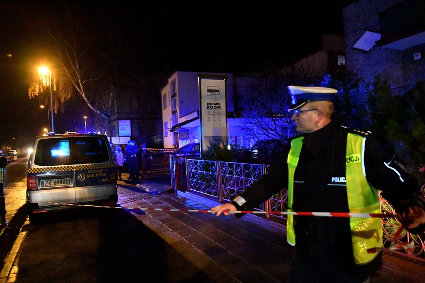 epa07262372 Police secure a scene of a fire in Koszalin, Poland, 04 January 2019. According to reports, five 15-years old girls were killed in a fire that broke out in an &#039;escape room&#039;as the ...